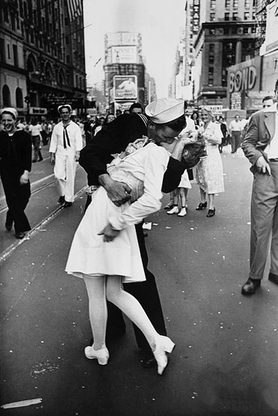 401px-Legendary_kiss_V–J_day_in_Times_Square_Alfred_Eisenstaedt